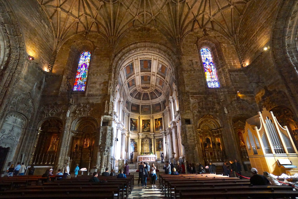 Sehenswert in Lissabon - das Hauptschiff des Jerónimos-Klosters