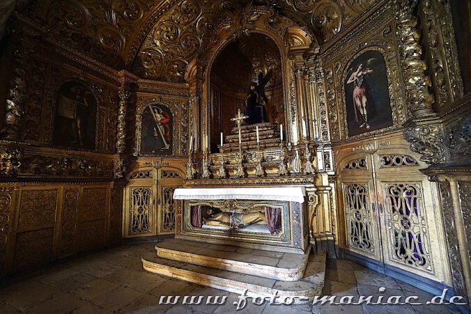 Sehenswert in Lissabon - prachtvoll hergerichtetes Grab im Jerónimos-Kloster