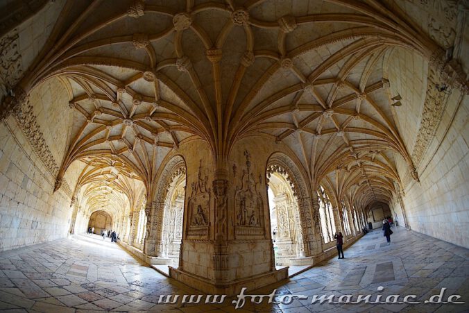 Sehenswert in Lissabon - prachtvolle Gänge im Jerónimos-Kloster