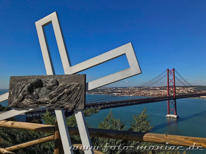 Ein Kreuz im blick sowie die und die Ponte de 25 Abril