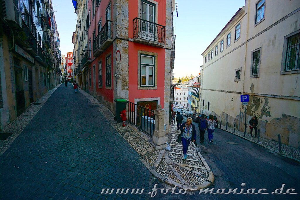 Sehenswert in Lissabon - steile Straßen bit schmalen Häusern