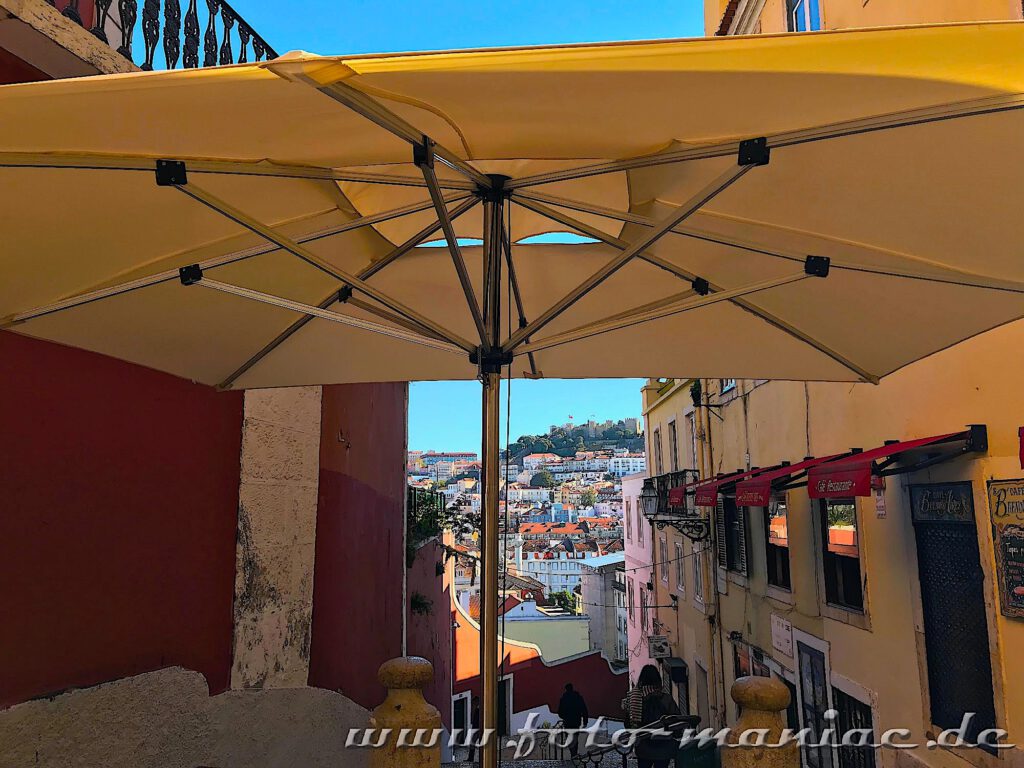 Sehenswert in Lissabon - Sonnenschirm über Gästetischen