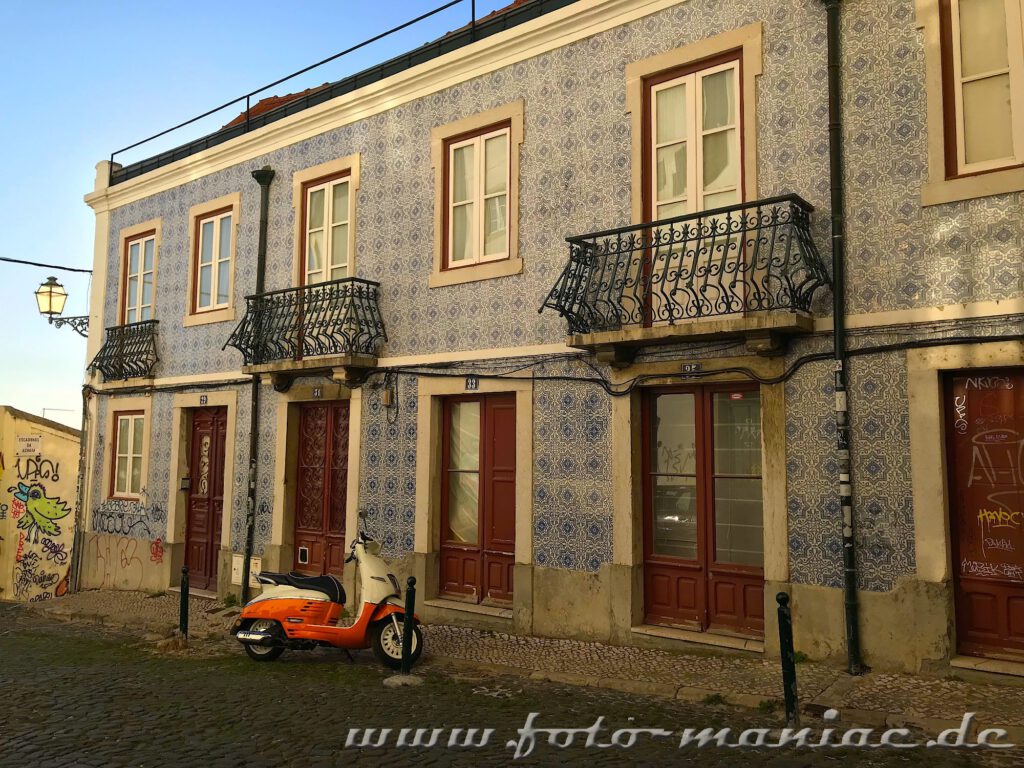 Moped parkt vor einem Haus