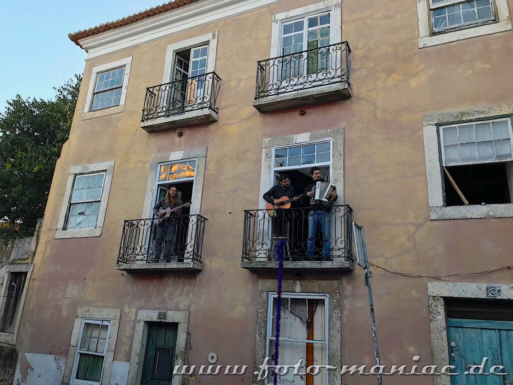 VSehenswert in Lissabon - Auf zwei Balkons machen drei Männer Musik