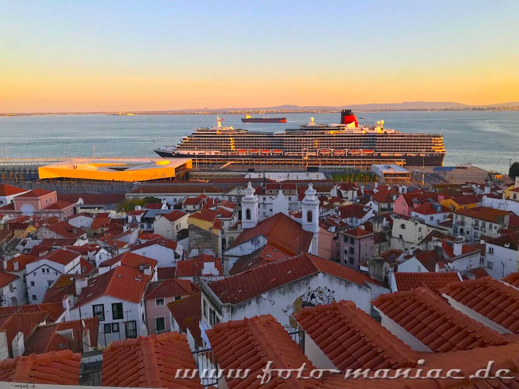 Sehenswert in Lissabon - Sonnenuntergang mit Kreuzfahrtschiff auf dem Tejo