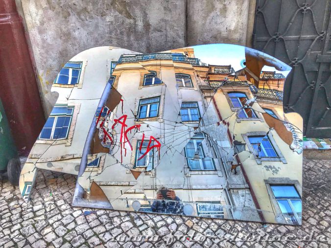 Sehenswert in Lissabon .- Häuser spiegeln sich in einem großen Scherben