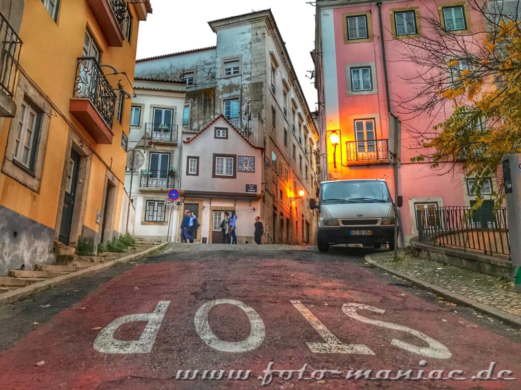 sSehenswert in Lissabon - steile Stoppstraße