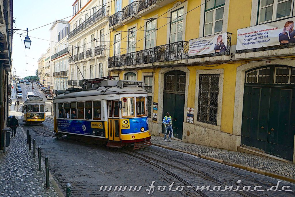 Durch die engsten Straßen von Lissabon rollen die Trams