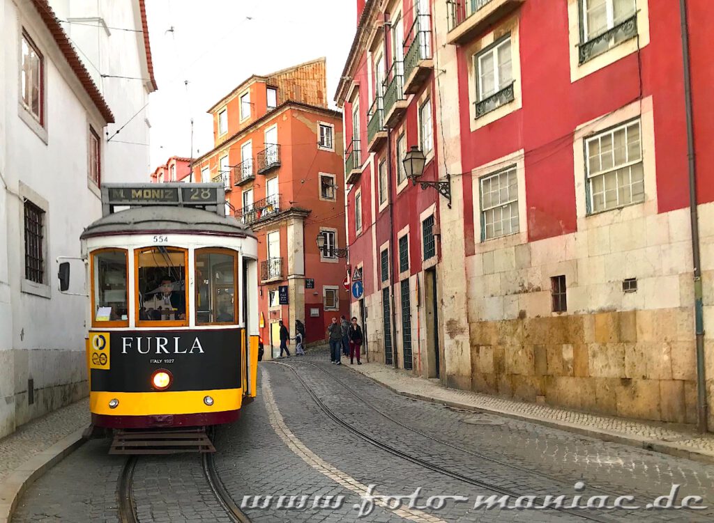 Sehenswert in Lissabon - Straßenbahnen kurven durch die engsten Straßen
