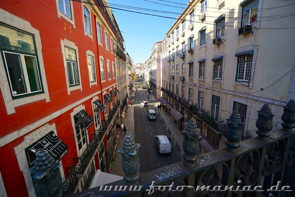 Sehenswert in Lissabon - Blick von einer Brücke auf die daruner liegnden Straße