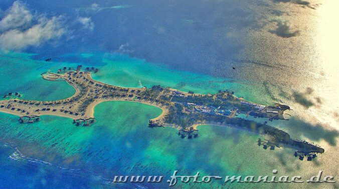 Traumurlaub auf den Malediven - von oben sieht man die Wasserbungalows