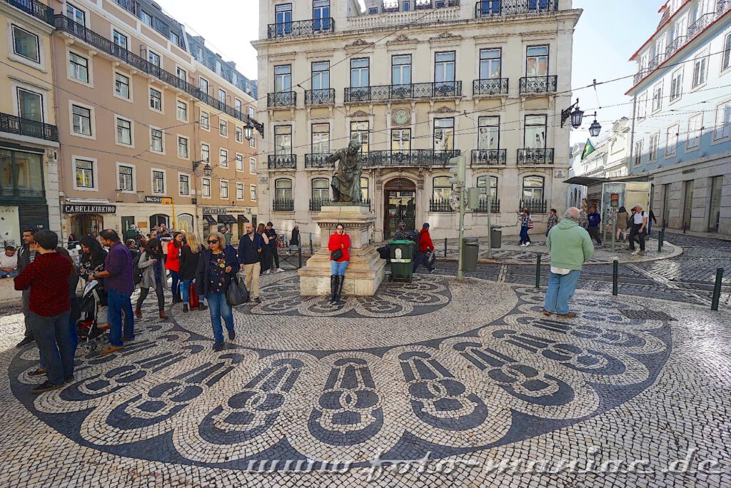 Sehenswert in Lissabon ist der Platz vor der Metro-Station Chiado