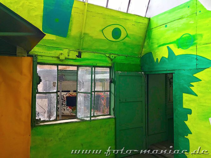 Grün gestrichenes Zimmer in einem maroden Betrieb in Görlitz