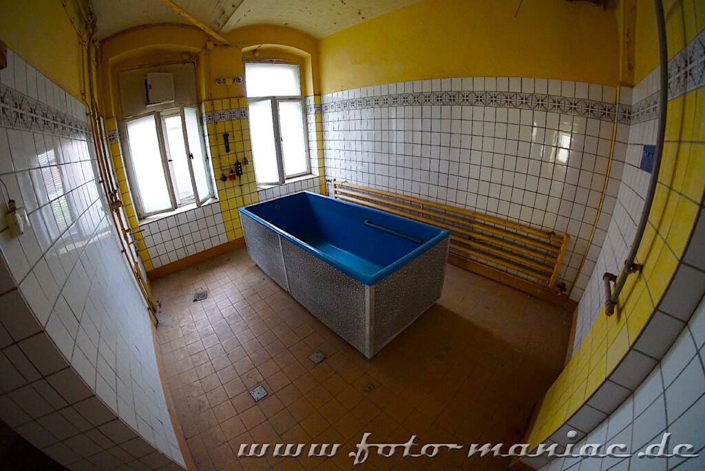 Blaue Badewanne im Freisebad Görlitz
