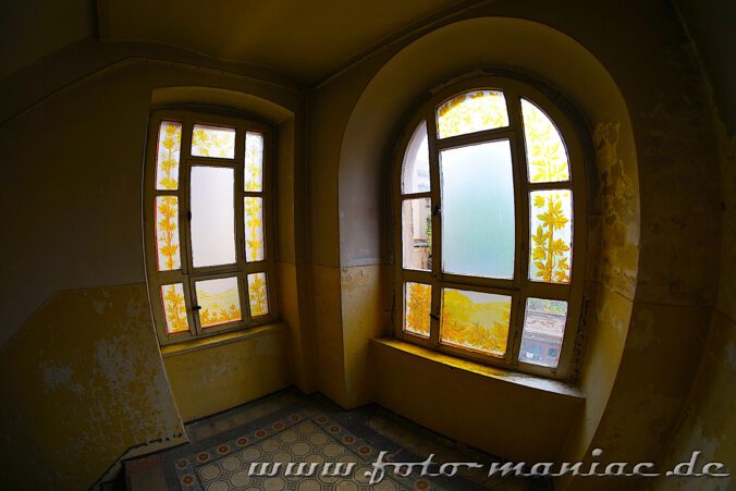 Fenster mit buntem Glas im Hotel "Vier Jahreszeiten" in Goerlitz
