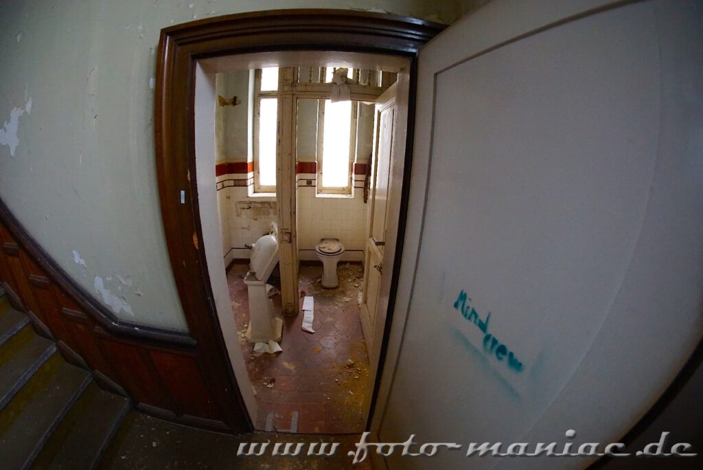 Verlassene Orte in Goerlitz - Blick in eine Toilette im Hotel "Vier Jahreszeiten"
