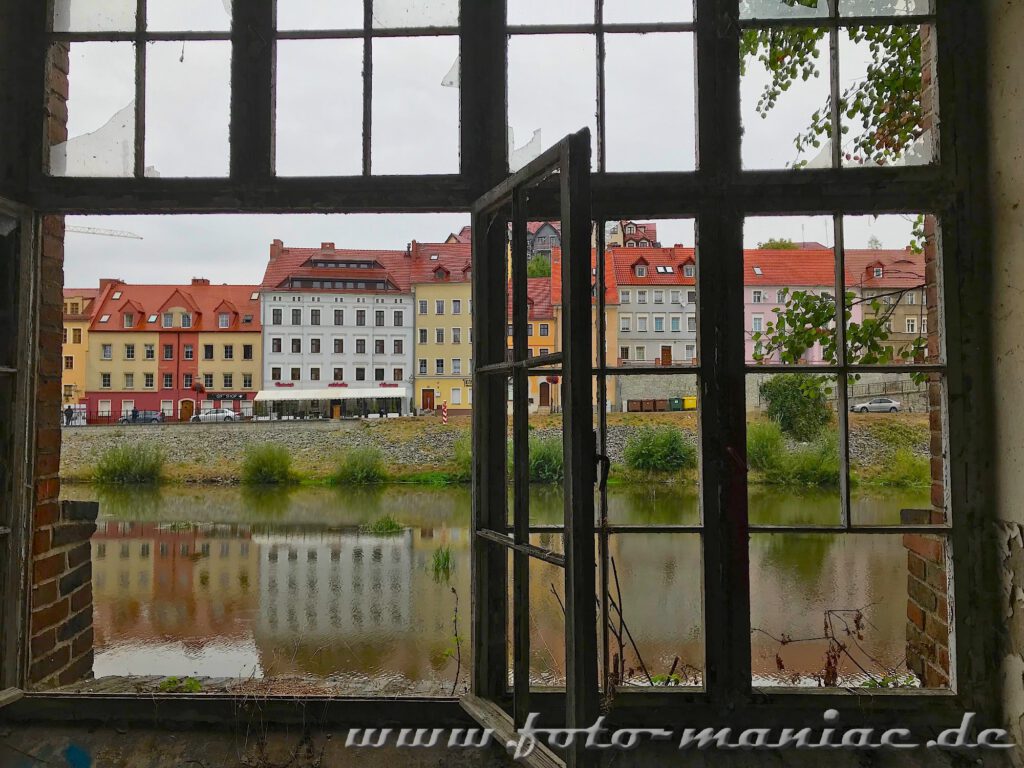 Verlassene Orte in Goerlitz- Blick aus einem Fenster des Kondensatorenwerkes zum gegenüberliegenden Flußufer
