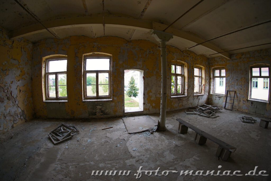 Blick in einen Raum in er maroden Kondensatorenfabrik in Goerlitz