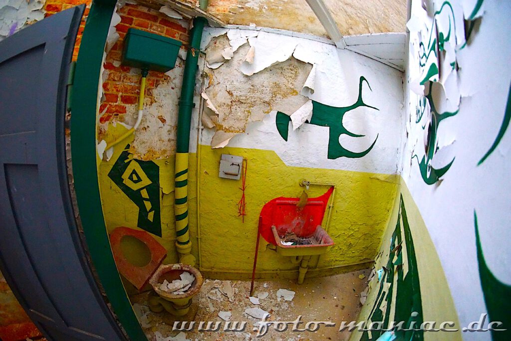 Verlassene Orte in Goerlitz - bunt gestrichene Toilette in einer verlassenen Firma