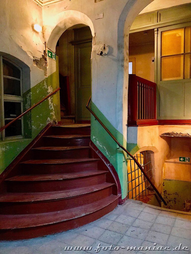 Verlassene Orte in Goerlitz: eine geschwungene Treppe führt ins Zwischengeschoss