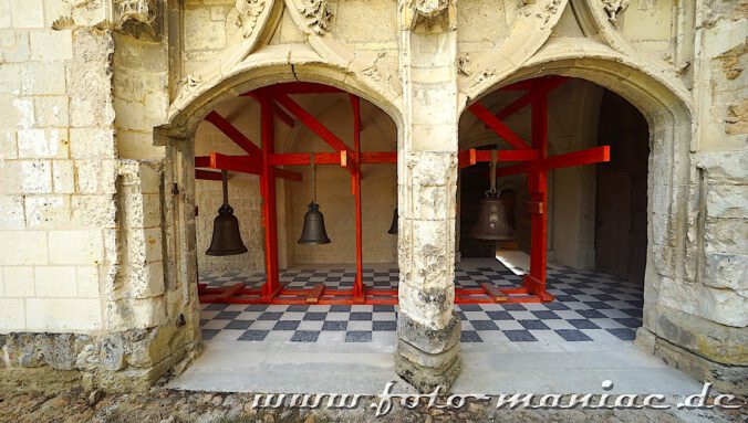 Bronzeglocken beim Besuch in der Abtei Fontevraud entdeckt