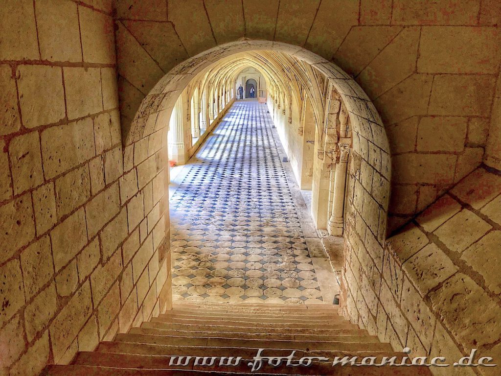 Beim Besuch in der Abtei Fontevraud kann man auch aus unterschiedlichen Positionen den Kreuzgang fotografieren