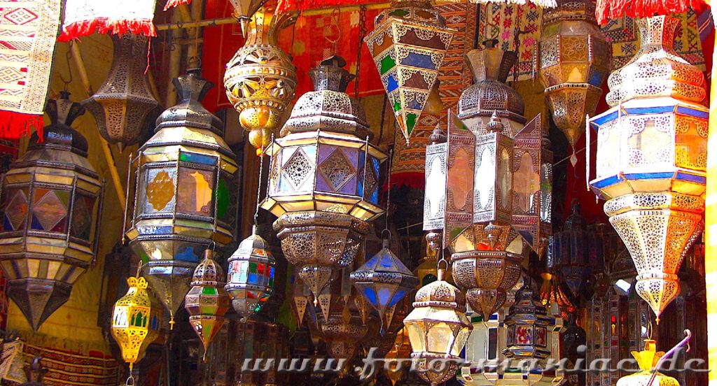 Orientalische Lampen werden im Labyrinth von Fès angeboten