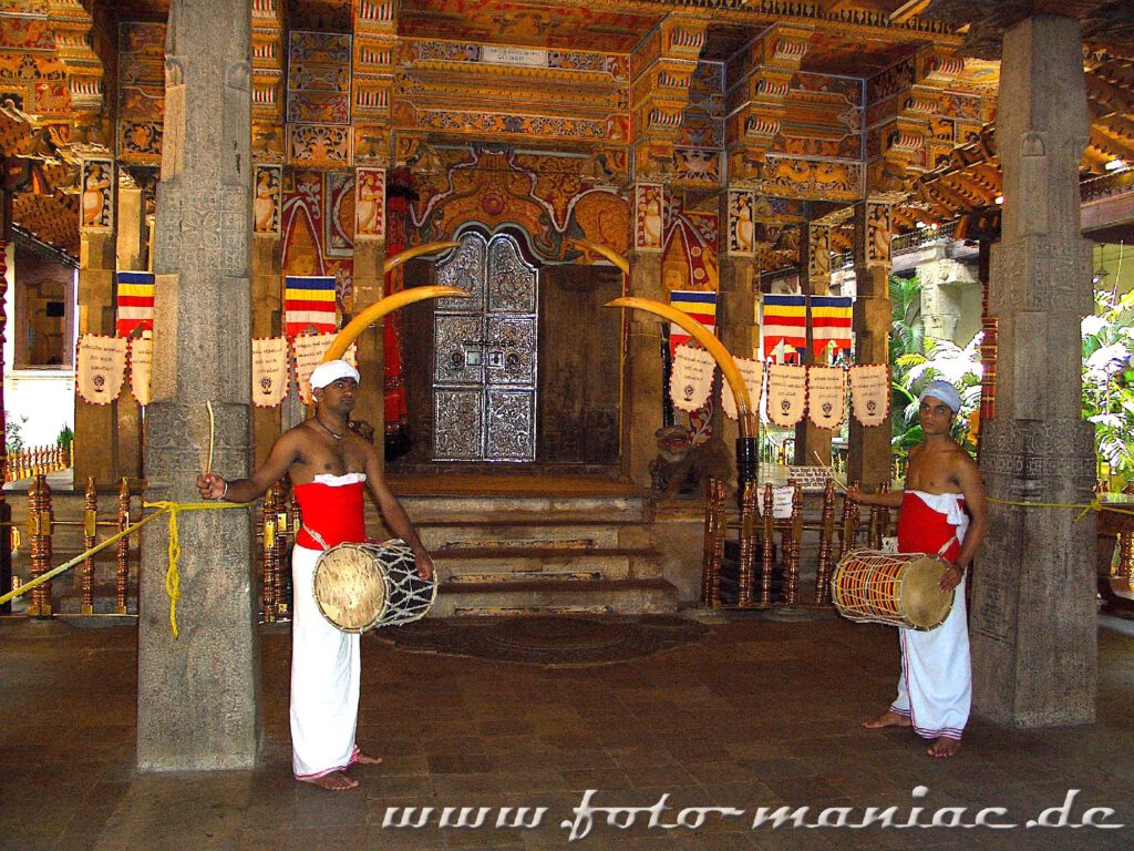 Im bergigen Zentrum Sri Lankas - trommeln im Zahntempel