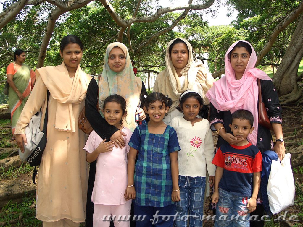 Kinder mit ihren Müttern bei der einschulungsfeier im Garten Peradeniya