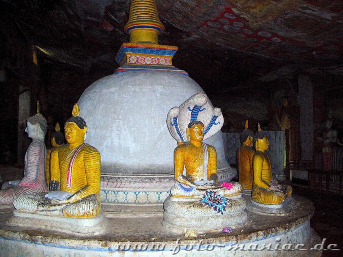 Im bergigen Zentrum Sri Lankas: Buddhas sitzen im Dambulla-Höhlentempel im Kreis