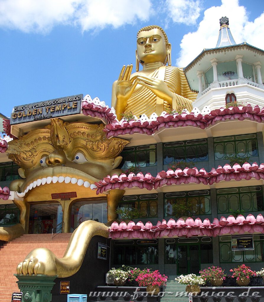Im bergigen Zentrum Sri Lankas: Am engang der Dambulla-Höhlentempel grüßt ein übergroßer goldener Buddha