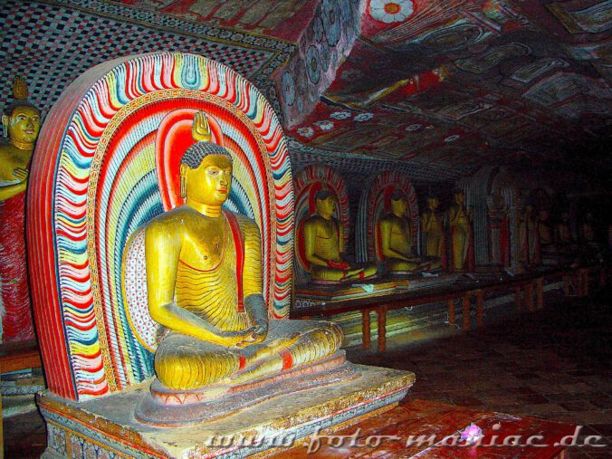 Im bergigen Zentrum Sri Lankas: goldene Buddhas überall im Dambulla-Höhlentempel