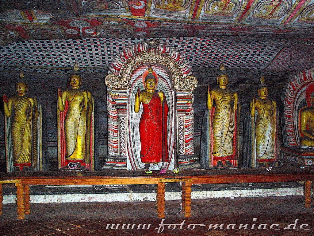 Im bergigenZentrum Sri Lankas: Goldene Buddha-Statuetten im Dambulla-Höhlentempel