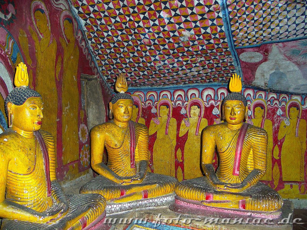 Im bergigen Zentrum Sri Lankas: Goldene Buddhas sitzen im Dambulla-Höhlentempel