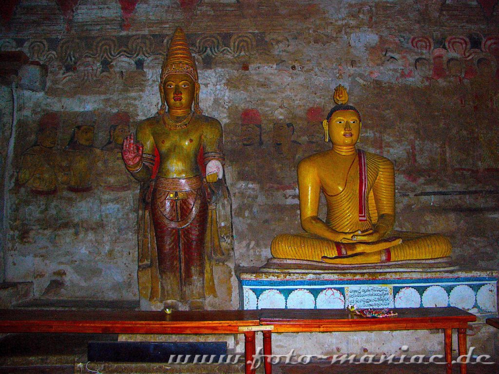 Buddhas im Dambulla-Höhlentempel