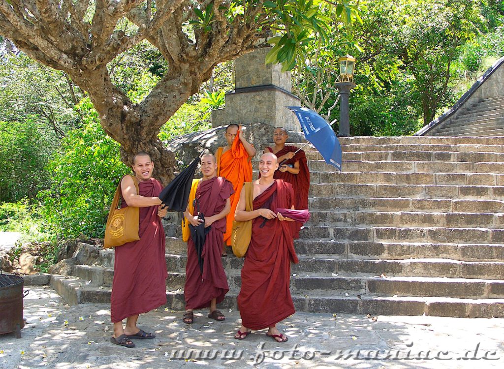 Dambulla: Im bergigen Zentrum Sri Lankas stellen sich Mönche zum Gruppenfoto auf