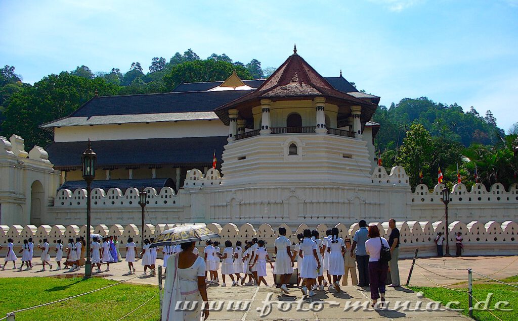 Im bergigen Zentrum Sri Lankas kann man den Zahntempel von Kandy besuchen