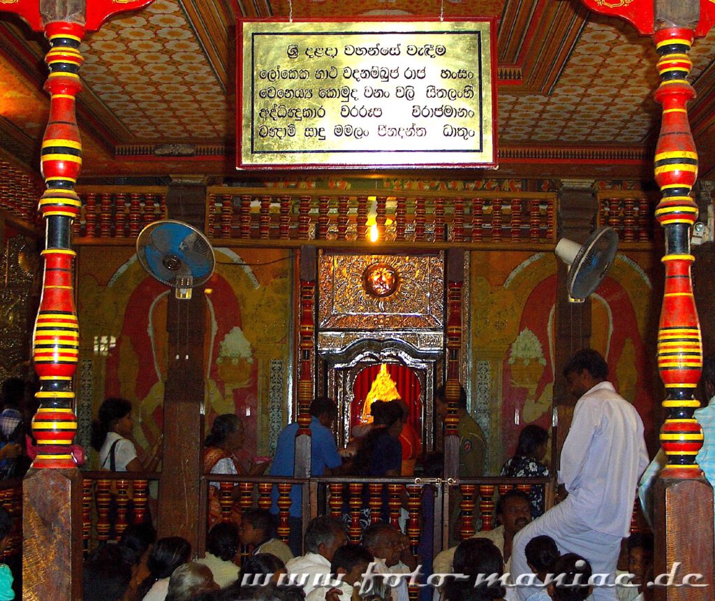 Pilger im Zahntempel in Kandy im bergigen Zentrum Sri Lankas
