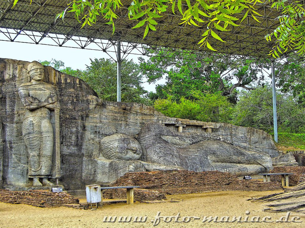 Fast im bergigen Zentrum Sri Lanka - liegender Buddha von Polonnaruwa