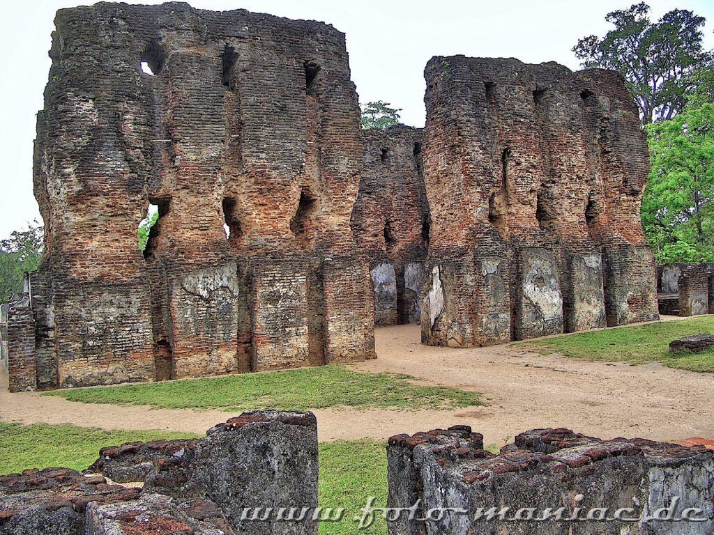 Ruinenstadt Polonnaruwa fast im bergigen Zentrum Sri Lankas