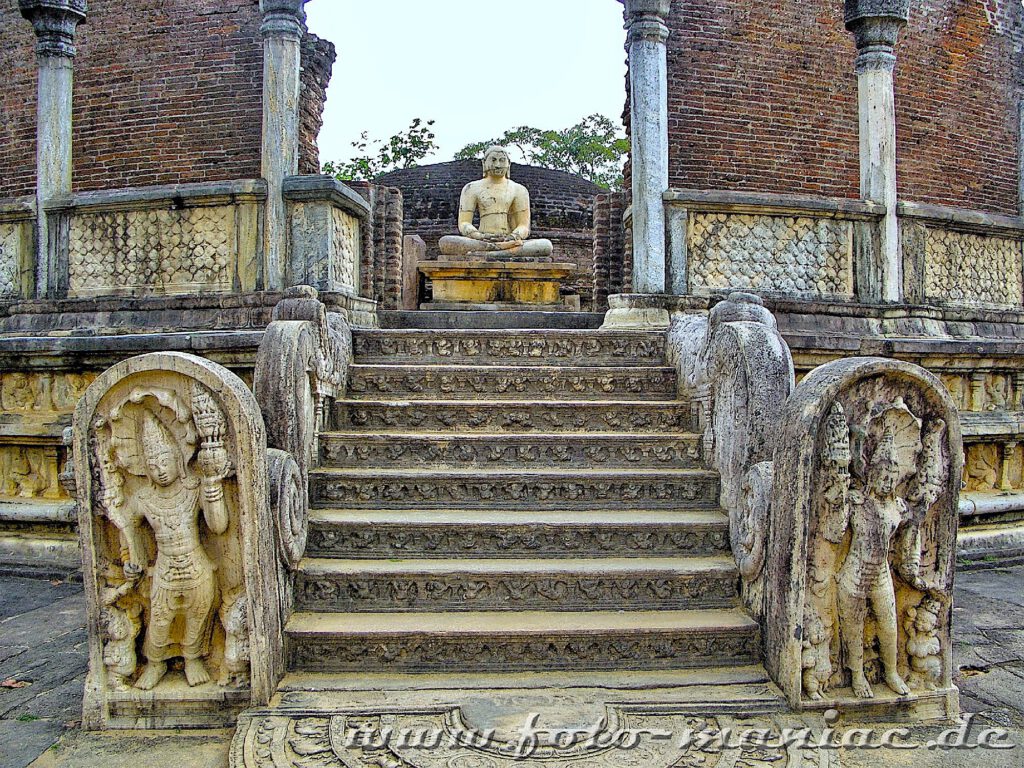 Treppe und Buddha in Ruinenstadt Polonnaruwa fast im bergigen Zentrum Sri Lankas