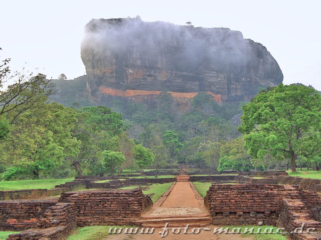 Der Monolith Sigiriya im bergigen Zentrum Sri Lankas gehört zu den Sehenswürdigkeiten auf der Insel