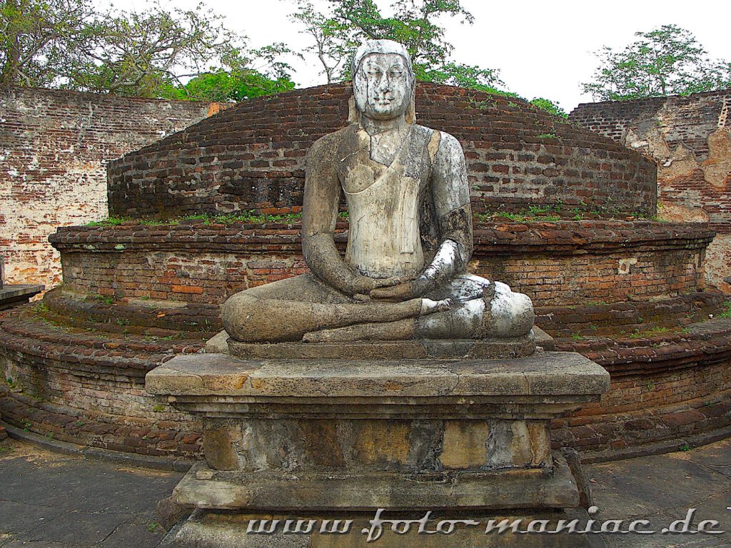 Fast im bergigen Zentrum Sri Lankas - Buddha in der Ruinenstadt Polonnaruwa