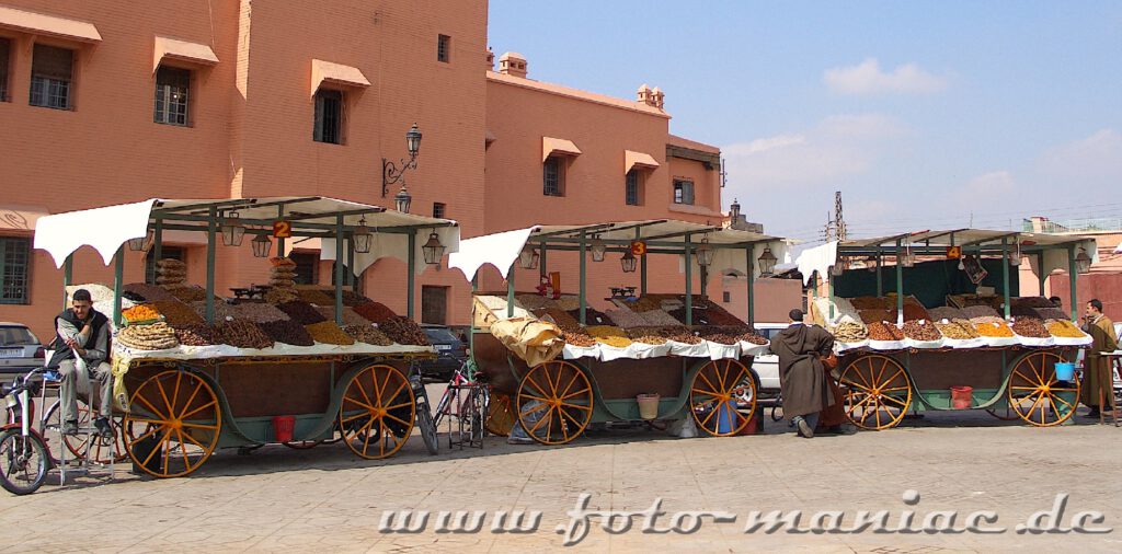 Gewürze, Obst und Gemüse werden an Ständen auf dem Platz der gaukle in Marrakesch angeboten