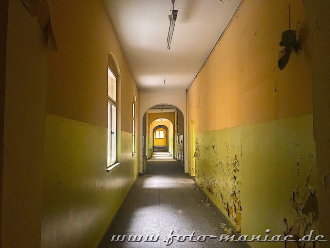 Schmaler Korridor in der alten Polizeidirektion in Halle