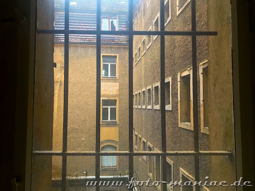 Alte Polizeidirektion in Halle - Blick durch ein vergittertes Fenster in den Innenhof