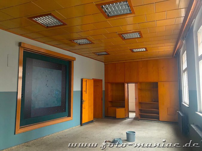 Zimmer mit Lageplan im Schaukasten in der alten Polizeidirektion in Halle