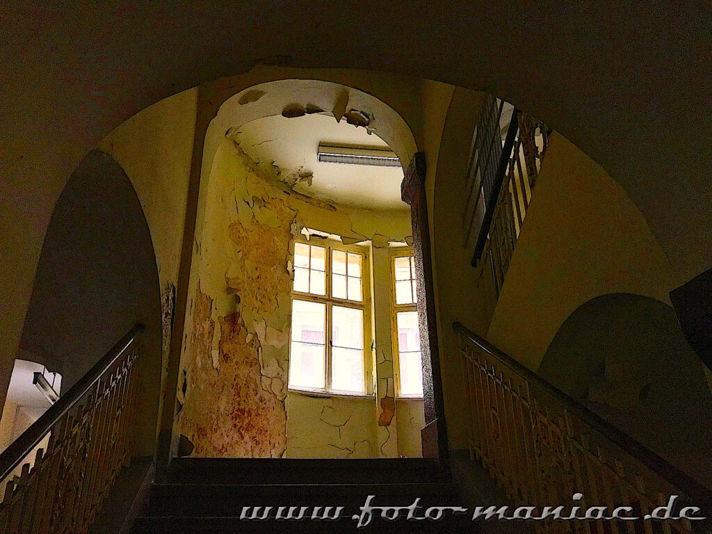 Überall im Treppenhaus der alten Polizeidirektion in Halle ist der Verfall sichtbar