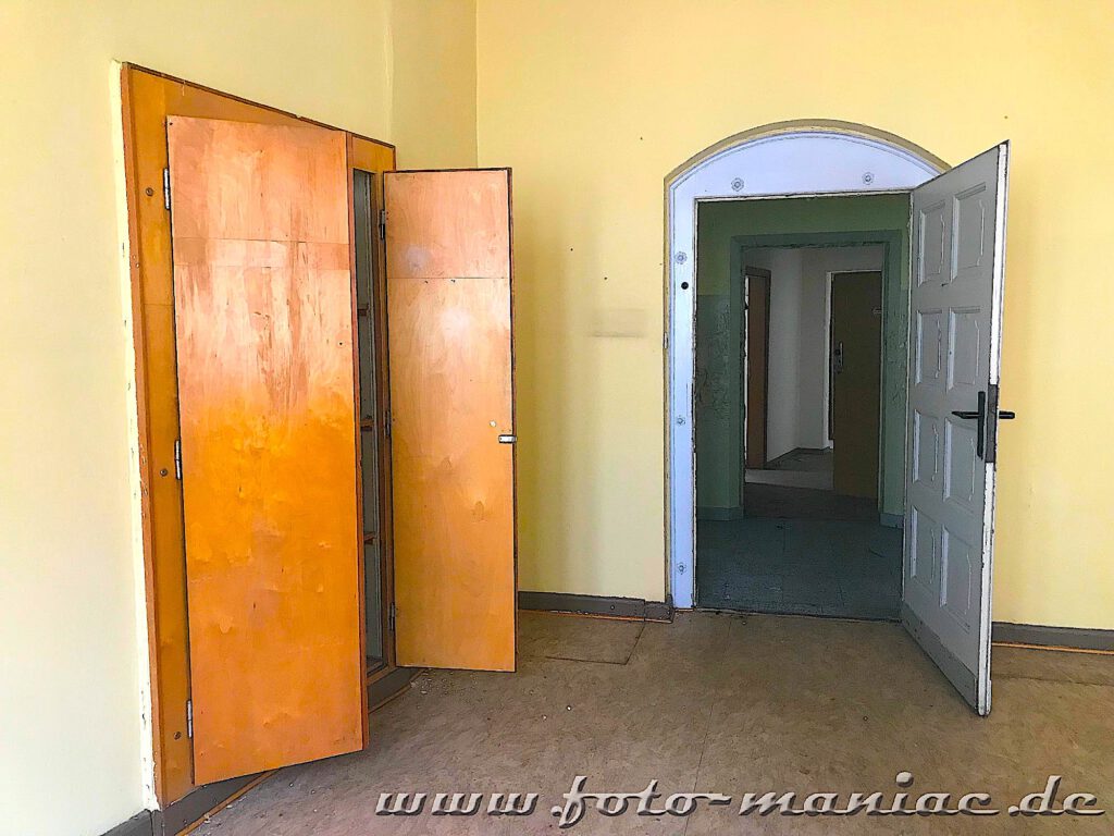 Offenstehende Türen in der alten Polizeidirektion in Halle