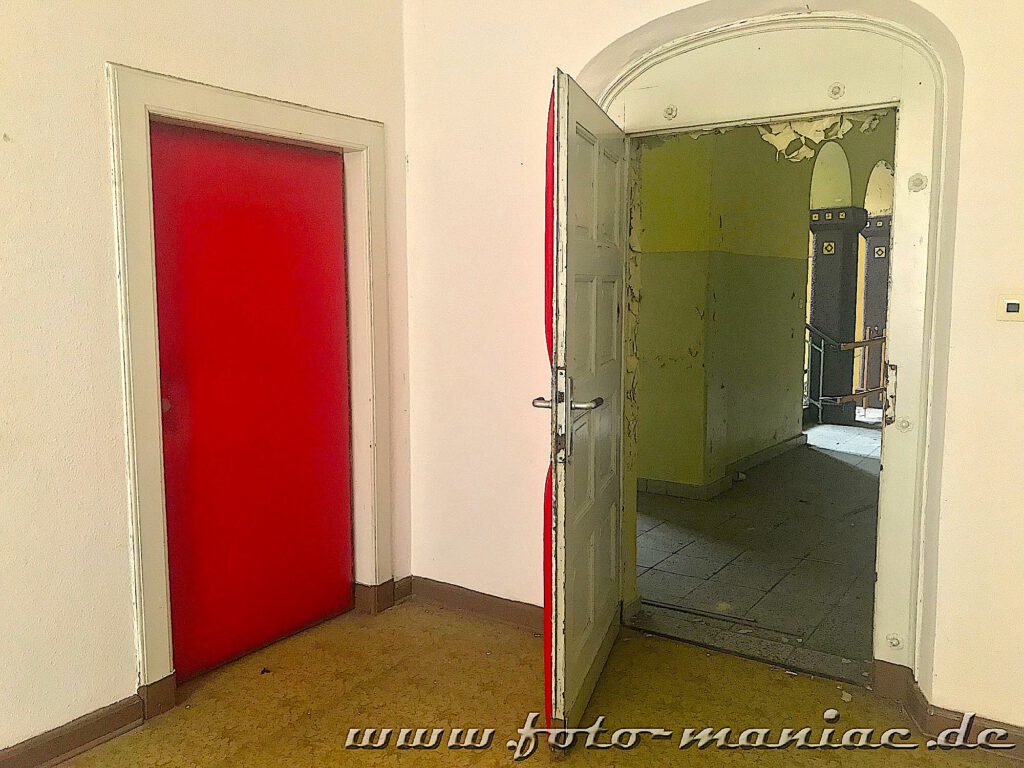 Durch die Tür blickt man ins Treppenhaus der alten Polizeidirektion in Halle